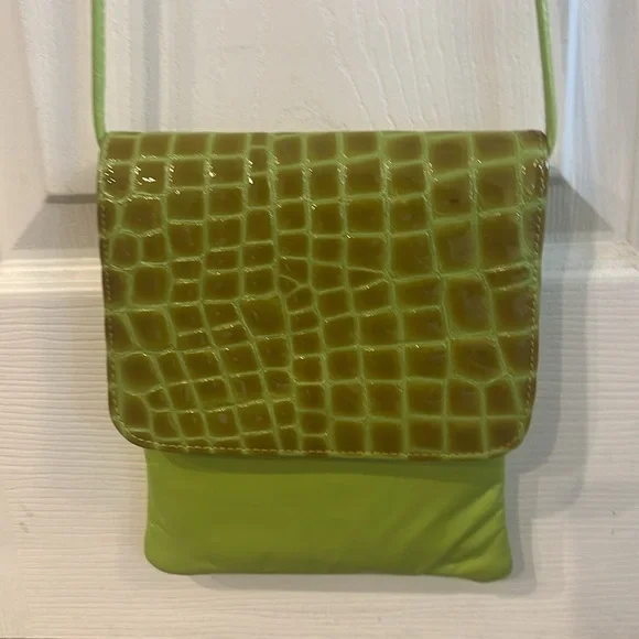 Gtg Neon Green Genuine Leather embossed Crocodile Pattern Crossbody Bag - Picture 3 of 7